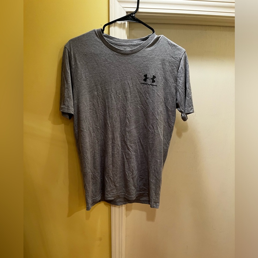 Under Armour men’s small loose fit T-shirt